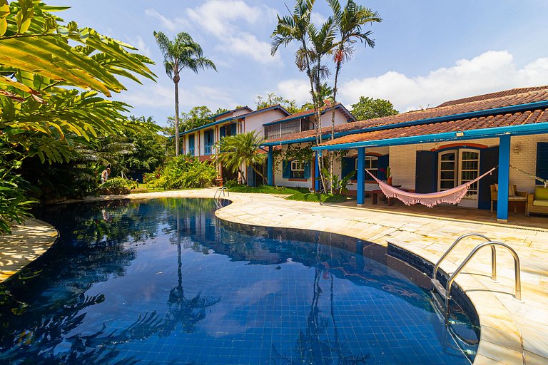 Casarão com piscina privada e vista em Ubatuba