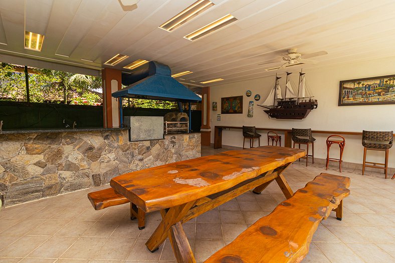 Casarão com piscina privada e vista em Ubatuba