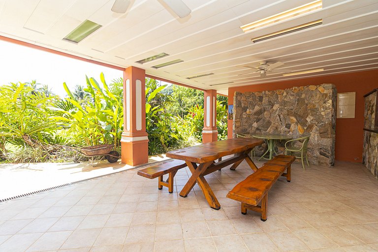 Casarão com piscina privada e vista em Ubatuba