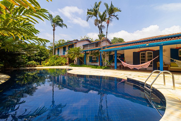 Casarão com piscina privada e vista em Ubatuba