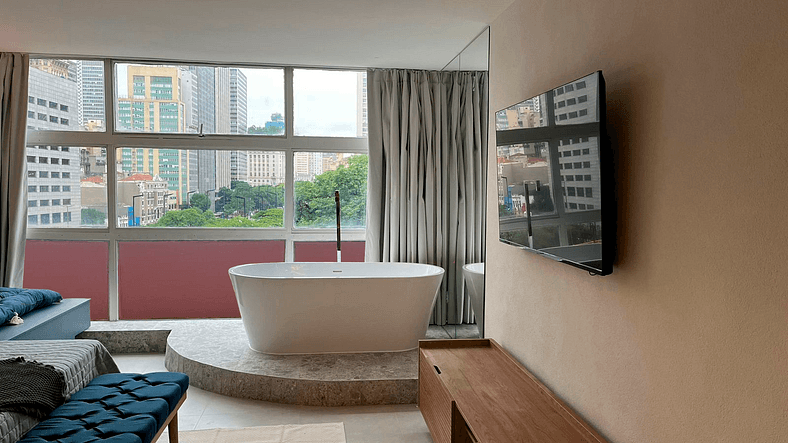 Vale Lookout | Bathtub | City view